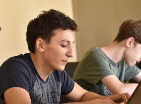 Школьник из Грузии изобрел «Умные часы» для пожилых