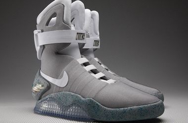 Nike створив кросівки з шнурками, які самі зашнуровуються. Фото: nike.com 