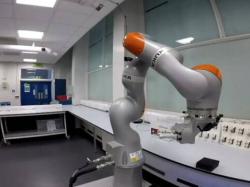 Робот може сам проводити досліди © Naked Science