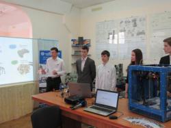 юные разработчики демонстрируют свой 3D-принтер